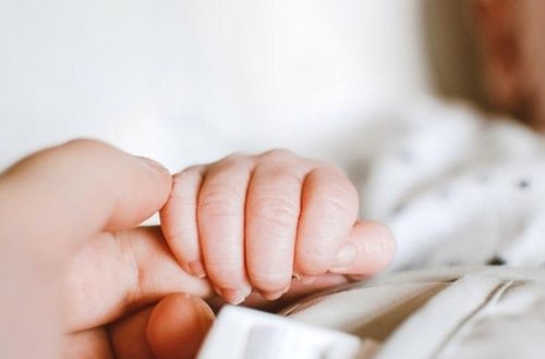 Rusiyada həkimlər uşaq alverində ittiham olunub, 13 körpəni 687 min dollara satıblar