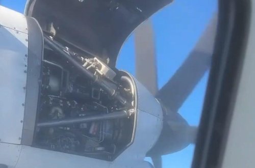 Səmada DƏHŞƏTLİ ANLAR - Sərnişin təyyarəsinin mühərrik qapağı qopdu - VİDEO