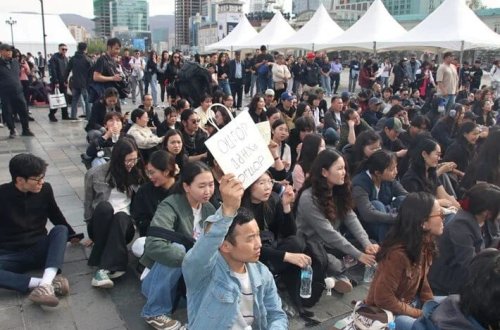 Baş Nazirin ailəsinin dəbdəbəli həyatı siyasi böhran yaradır