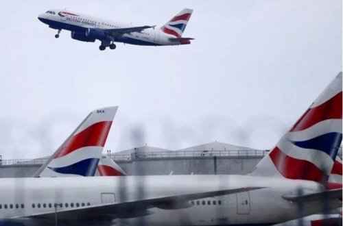 İtkin düşən stüardessa tualetdə çılpaq rəqs edərkən tapılıb