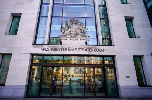 Türkiyənin Londondakı Baş Konsulluğu qarşısında Quranı yandıran şəxs cərimələnib