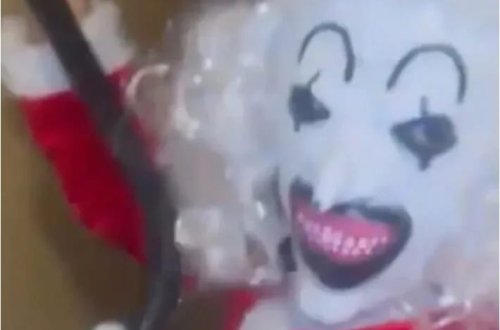 Şaxta baba kostyumu geyinib uşaqları kəmərlə döydü