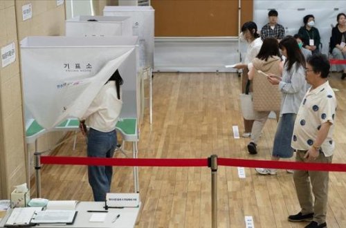 Cənubi Koreya prezident seçkiləri üçün sandıq başına gedir