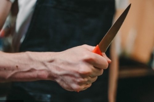 Bakıda ər arvadını bıçaqlayıb