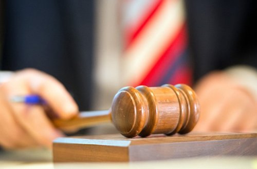 Nəzrin Mansurlunun əməliyyatdan sonra ölümü ilə bağlı həbs olunan həkimin məhkəməsi başlayıb