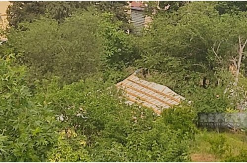 Qazaxda güclü külək binanın dam örtüyünü uçurub