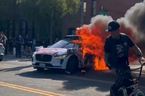 Los-Ancelesdə etiraz aksiyaları zamanı iki polis əməkdaşı yaralanıb