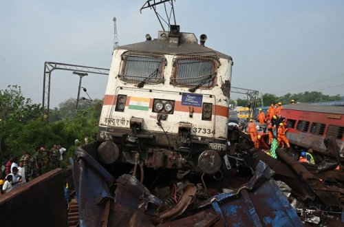 Hindistanda ən azı beş nəfər hərəkətdə olan qatardan yıxılaraq ölüb