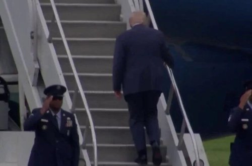 Tramp təyyarəyə minərkən büdrədi