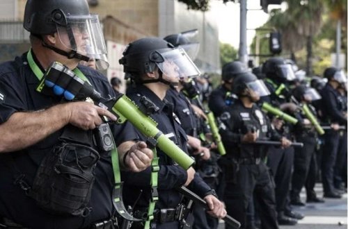 Tramp bayraq yandıranlara həbs cəzası tələb edir