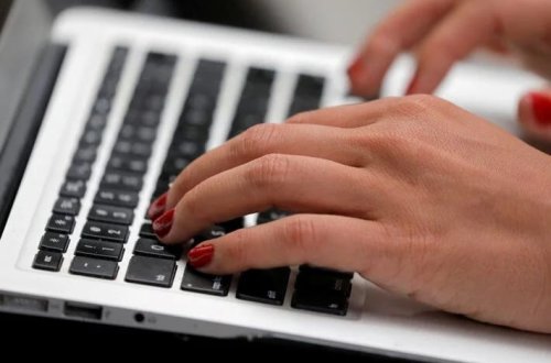 Noutbuk mikrofonlarında böyük təhlükə: Bağlı olduqda belə dinləyə bilir 