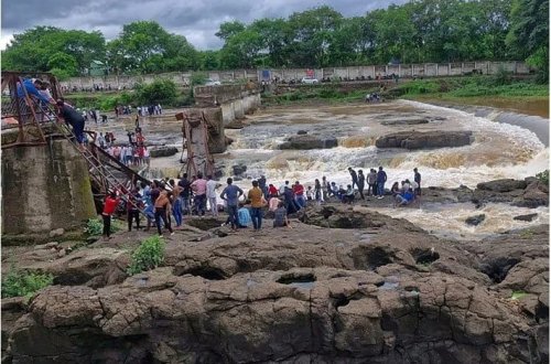 Hindistanda körpü uçdu: 6 nəfər ölüb, 25 nəfər su altında qalıb 