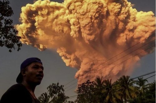 Göydə nəhəng kül buludu: Təyyarələri dayandırdı 