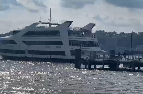 Nyu-Yorkda yaxta çay limanına çırpılıb, 30-dan çox insan xəsarət aldı