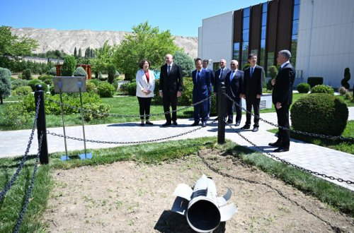 Prezident Vətən müharibəsi zamanı Ermənistan tərəfindən “Azərbaycan” İES-ə atılan raketin düşdüyü əraziyə baxıb - FOTO
