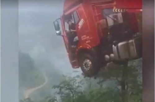 Yük maşını sürücüsü çökən körpüdən asılı qaldı