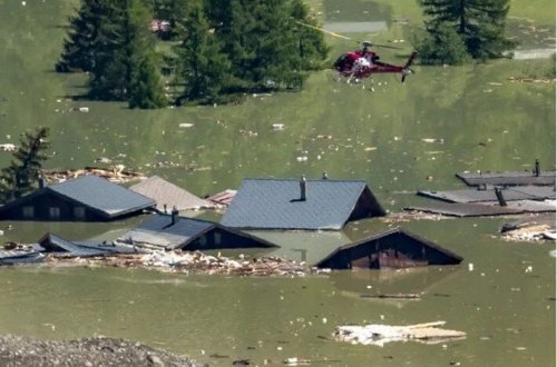 Çökmüş buzlaq bir kəndi uddu