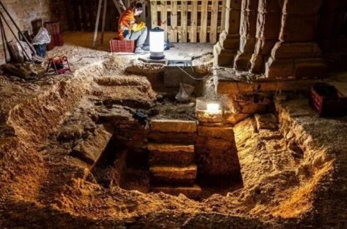 Unudulmuş pilləkən 400 illik möhürlənmiş məqbərəni ortaya çıxardı