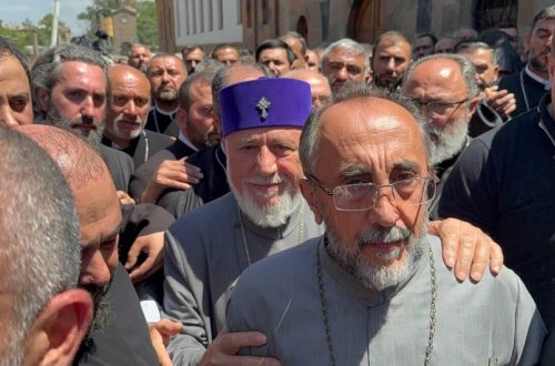 İrəvan məhkəməsi arxiyepiskop Mikael Acapaxyanı həbs edib