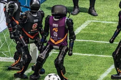 İnsanabənzər robot futbol turniri xaosa çevrildi