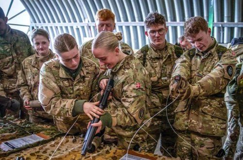 Bu ölkədə xanımlar da əsgər gedəcək