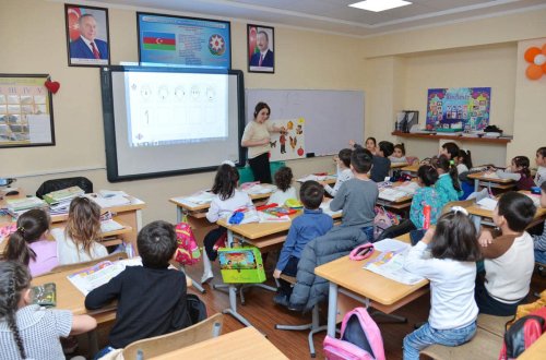 Nazirlikdən rus dilində tədrisin dayandırılacağı ilə bağlı yayılan məlumatlara münasibət