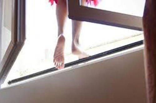 Bakıda yeniyetmə qız 14-cü mərtəbədən yıxıldı: SAĞ QALDI