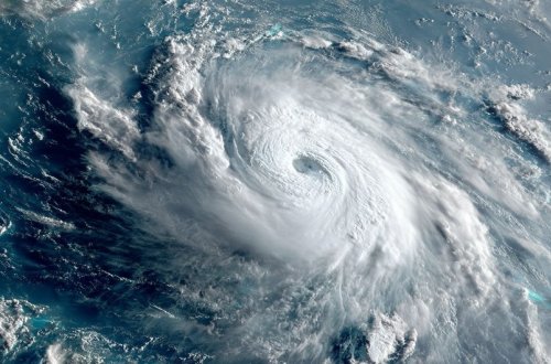 Tayvanda qasırğa nəticəsində onlarla insan xəsarət alıb, minlərlə insan işıqsız qalıb