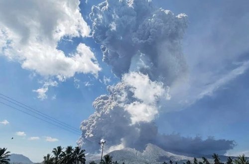 İndoneziyada vulkan püskürüb: Küllərin hündürlüyü 18 kilometrə çatıb