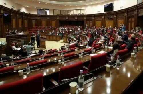 Ermənistanda naməlum şəxslər parlamentdə deputatlara hücum ediblər