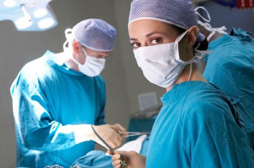 Daha bir həkim əməliyyat vaxtı canlı yayım açdı - FOTO