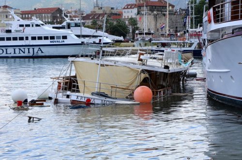 Xorvatiyada güclü yağış və fırtına: Gəmi bərə batdı