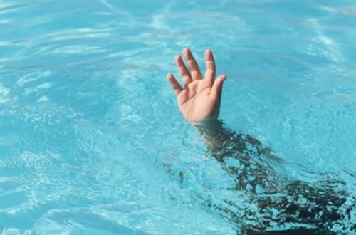 Qəbələyə ailəsi ilə istirahətə gedən uşaq hovuzda boğularaq ölüb