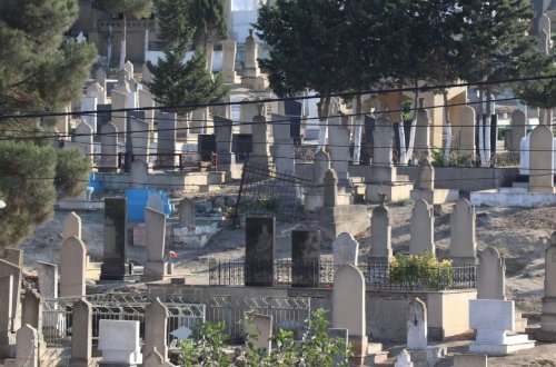 Bakıda yas yasa QARIŞDI: qardaşını qəbristanlıqda öldürdü - FOTO