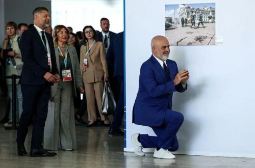 Albaniyanın baş naziri Rama yenidən Meloni qarşısında diz çökdü