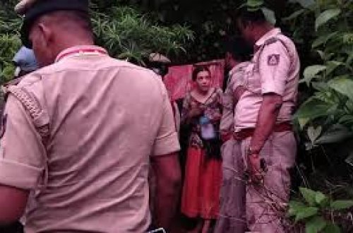 Hindistan polisi iki uşaqla mağarada yaşayan rus qadını tapıb