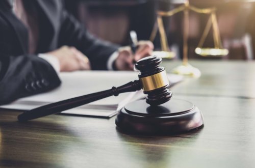 Berlində 15 nəfəri öldürməkdə ittiham olunan həkimin məhkəməsi başlayıb