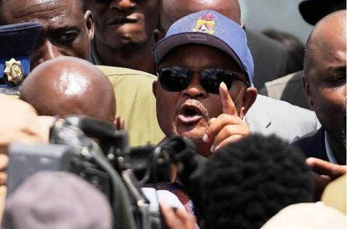 Cənubi Afrikada polis naziri vəzifəsindən kənarlaşdırıldı