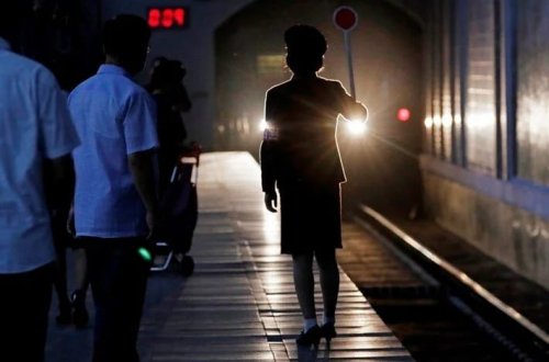 12 yaşlı uşaq qatar relslərində yatdıqdan sonra həbs edildi