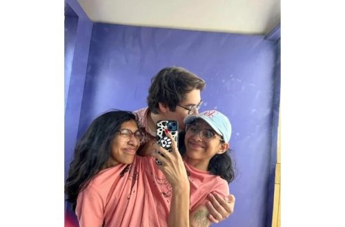 Bitişik əkizlərin qeyri-adi toyu: Biri evləndi, digəri qarşı çıxdı