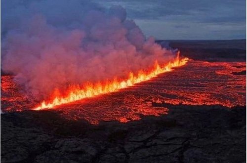 İslandiyada vulkan püskürdü