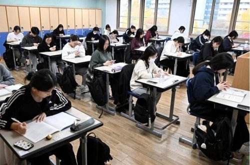 İmtahan vərəqlərini oğurlamaq üçün məktəbə daxil olan müəllim və valideyn saxlanılıb