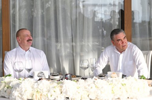 Prezident İlham Əliyev və Qurbanqulu Berdiməhəmmədov birgə nahar ediblər