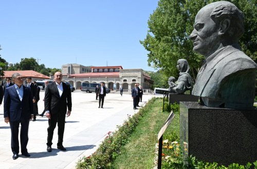 İlham Əliyev və Qurbanqulu Berdiməhəmmədov Bülbülün və Üzeyir Hacıbəylinin gülləbaran edilmiş heykəllərinə baxıblar - FOTO