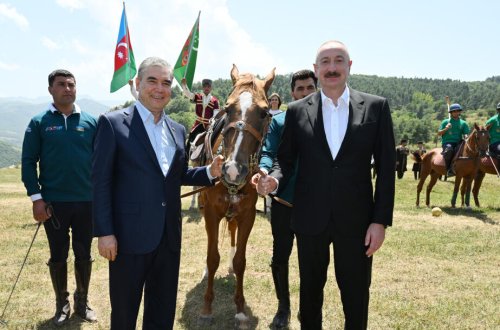 Qurbanqulu Berdiməhəmmədova Cıdır düzündə “Dostluq” adlı Qarabağ atı hədiyyə edilib - FOTO