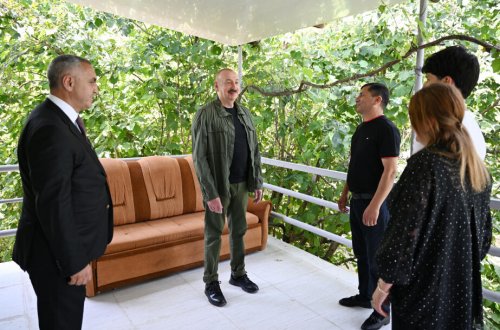 Prezident İlham Əliyev Xocalının Xanyurdu kəndində olub, kəndə köçən bir qrup sakinlə görüşüb - FOTO