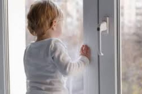 Ağdaşda azyaşlı ikinci mərtəbədən yıxılıb: Vəziyyəti ağırdır