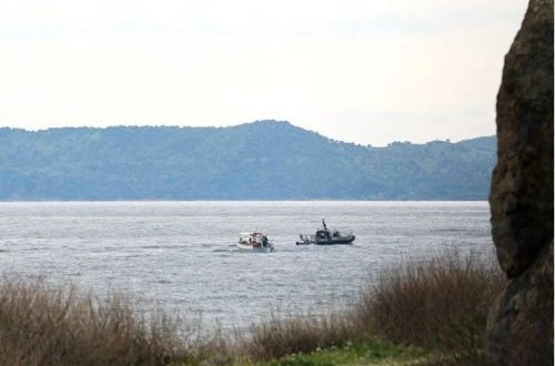 Egey dənizində miqrantları daşıyan qayıq qayalara çırpılıb