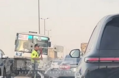 Sumqayıtda sərnişin avtobusu işıq dirəyinə çırpılıb, yaralananlar var