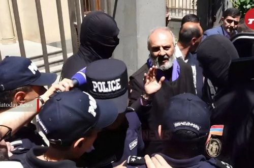 Erməni arxiyepiskop deputat və məmurlarla bağlı məhkəməyə müraciət edib